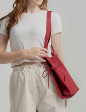 Load image into Gallery viewer, Avery Knit Tote : Wine
