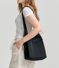 Load image into Gallery viewer, Avery Knit Tote : Black
